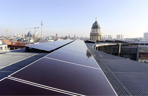 <p>
Solargenerator aus mikromorphen Modulen auf dem Dach der Galeries Lafayette in der Berliner City Ost. Die Paneele stammen von Inventux.
</p> - © Foto: Berliner Energieagentur

