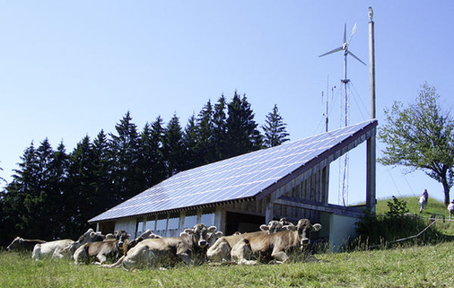 <p>
Hybridanlage auf der Steinbergalm in Bayern: Der Strom wird über ein 700 Meter langes Kabel zum Bauernhof des Anlagenbetreibers geführt und dort verbraucht.
</p> - © Foto: Heywind


