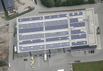 <p>
Der Generator auf der neuen Produktionshalle des Wärmepumpenherstellers IDM in Matrei in Osttirol deckt an sonnigen Tagen den gesamten Energiebedarf des Gebäudes.
</p> - © Foto: IDM

