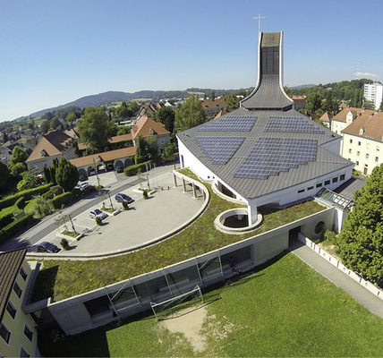 <p>
Solardach einer Kirche in Linz: Sie fügt sich optisch gut in die anspruchsvolle Architektur ein und betont das ökologische Engagement der Gemeinde.
</p> - © Foto: Fronius

