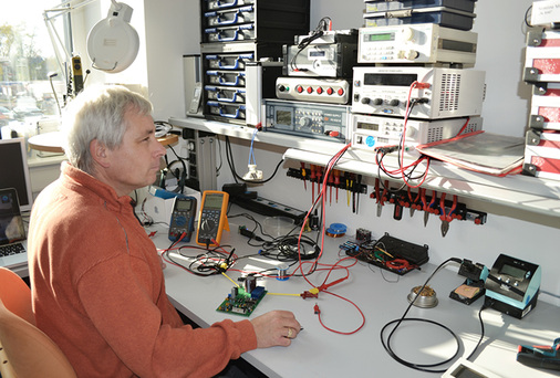 <p>
Dirk Tegtmeyer leitet die Entwicklung der elektronischen Komponenten, also der Steuerung des Sensors und der Datenübergabe an das Monitoringsystem.
</p>