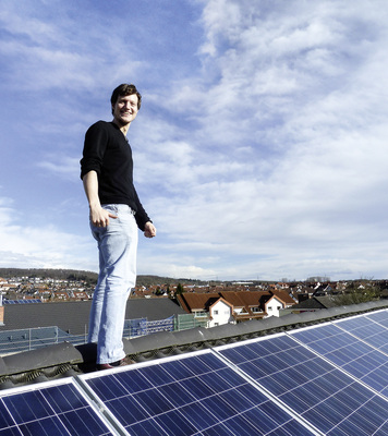 <p>
Über den Dächern von Highdelberg:Nicolai Ferchl vom Vorstand der Heidelberger Energiegenossenschaft freut sich über die Photovoltaikanlage, die sauberen und preiswerten Strom für die Mieter des Hauses liefert.
</p>

<p>
</p> - © Foto: Heidelberger Energiegenossenschaft

