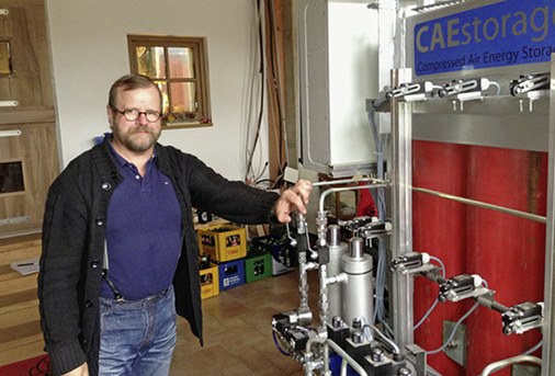 <p>
Georg Tränkl ist Fuhrunternehmer und Erfinder, der große Erfahrungen mit pneumatischen und hydraulischen Systemen in Lastkraftwagen hat.
</p>

<p>
</p> - © Fotos: HS

