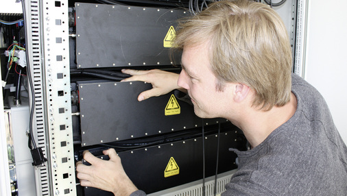 <p>
</p>

<p>
Elektroingenieur AlexanderBergenthal installiert im neuen Photovoltaiktestfeld am KIT einen Lithiumspeicher mit Ladetechnik und Sicherheitssystem.
</p> - © Foto: HS

