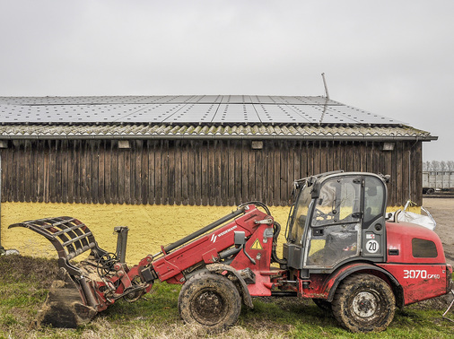 <p>
</p>

<p>
Auf zwei Rinderställen mit Welleternitdächern befindet sich diese Dünnschichtanlage. Der hellere Bereich unten wurde gerade gereinigt.
</p> - © Fotos: Petra Franke

