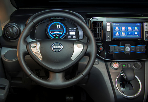 <p>
</p>

<p>
Blick ins Cockpit des Wagens: Alle Systeme, Schalter und Anzeigen sind übersichtlich angeordnet. Beim Fahrkomfort steht der Nissan herkömmlichen Fahrzeugen mit Verbrennungsmotor in nichts nach.
</p> - © Foto: Nissan

