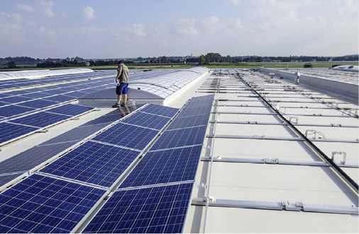 <p>
Wenn sich Unternehmen für Photovoltaik entscheiden, muss die Investition bestmöglich abgesichert sein.
</p>