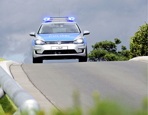 <p>
Auf Helgoland sind die Ordnungshüter elektrisch unterwegs. Der E-Golf in Polizeiuniform gehört zu den wenigen Fahrzeugen, die überhaupt auf der Insel fahren dürfen.
</p>

<p>
</p> - © Foto: Volkswagen AG

