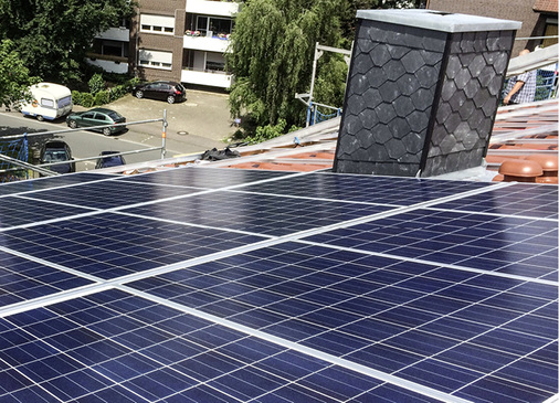 <p>
Die Solaranlage auf dem Satteldach deckt im Sommer einen Teil des Strombedarfs ab.
</p>