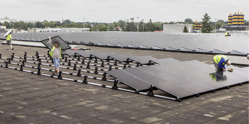 <p>
Flotte Montage: Die Solarpaneele für den Megawattgenerator für Thyssen Krupp wurden innerhalb weniger Wochen aufgeständert.
</p>