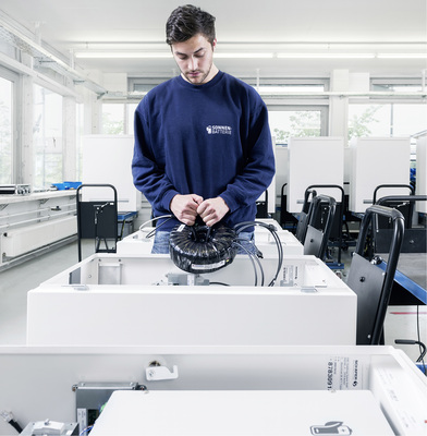<p>
Komplettierung der Sonnenbatterie Eco in Wildpoldsried bei der Sonnen GmbH. Mittlerweile gehen monatlich 800 Speicher an die Kunden raus. Derzeit hat das Unternehmen 200 Mitarbeiter.
</p>

<p>
</p> - © Foto: Sonnen

