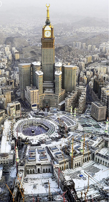 <p>
Rund um die Heilige Moschee in Mekka drehen sich gerade die Kräne. Modernisierungsmaßnahmen sollen für die Besucher künftig mehr Komfort und Sicherheit schaffen.
</p>

<p>
</p> - © Foto: www.skyscrapercity.com/Roukaya19

