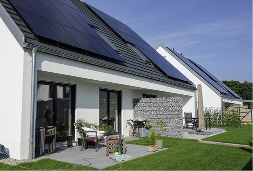 <p>
</p>

<p>
Blick auf eines der luftigen, großzügigen Doppelhäuser mit Solardach – je ein Generator je Haushälfte.
</p> - © Foto: Baywa

