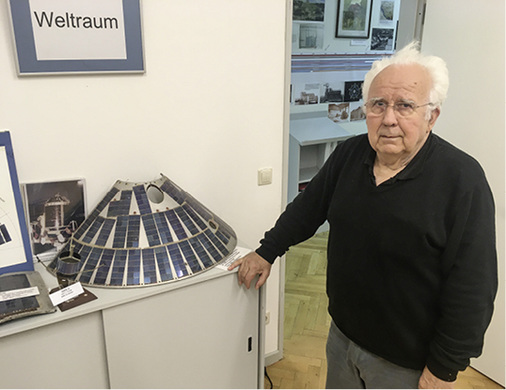 <p>
</p>

<p>
Heute: Im Möller-Technicon in Wedel zeigt Gerhard Kuper den Prototyp des 
</p>

<p>
Azur-Satelliten. Die Zellen waren außen aufgeklebt.
</p> - © Foto: Niels H. Petersen

