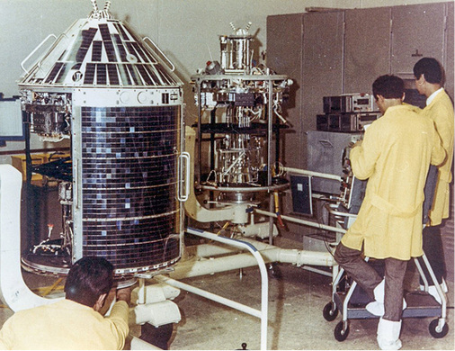 <p>
</p>

<p>
Damals: DLR-Forscher arbeiten am Azur, dem ersten in Deutschland entwickelten Satelliten. Er kostete rund 80 Millionen Deutsche Mark.
</p> - © Foto: DLR

