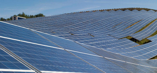 Der von Siemens gebaute Solarpark Les Méens in Frankreich leistet 31 Megawatt. Das hügelige Gelände war eine besondere Herausforderung. - © Siemens
