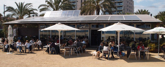 Mit der Anlage auf dem Dach eines Biorestaurants am Strand von Bacelona hat Conergy den Intersolar Award in der neuen Kategorie Projekte gewonnen. - © Conergy
