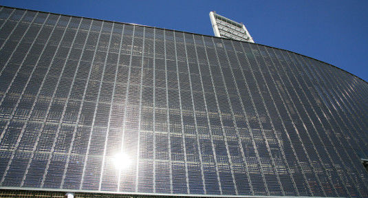 Eine der wenigen Solarstromanlagen Bremens ist an der Fassade des Weserstadions installiert. - © EWE AG
