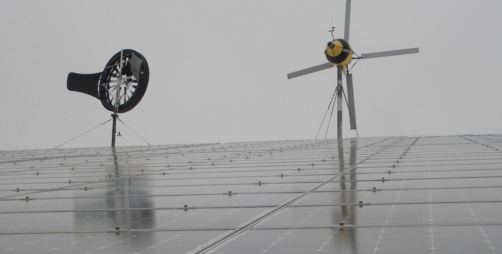 Der schwäbische Installationsbetrieb SBWW in Gäufelden hat zahlreiche Windturbinen getestet. Einige Modelle werden zusammen mit Photovoltaikanlagen verbaut. - © HS
