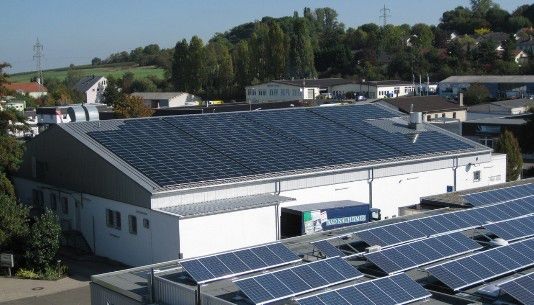 Der Projektentwickler Juwi hat schon rund 1.500 Photovoltaikanlagen mit einer Gesamtleistung von mehr als 1,25 Gigawatt gebaut. Eine davon steht direkt vor der Haustür in Wörrstadt. - © Juwi
