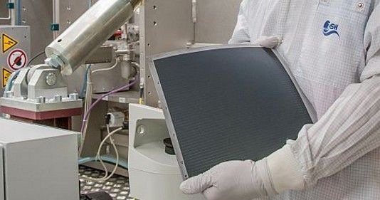 Emaillierte Stahlfolien als Trägermatierial für Absorberschichten flexibler Solarzelle hat gegenüber Polymer- und Edelstahlfolien einige Vorteile, aber keine Nachteile. - © ZSW
