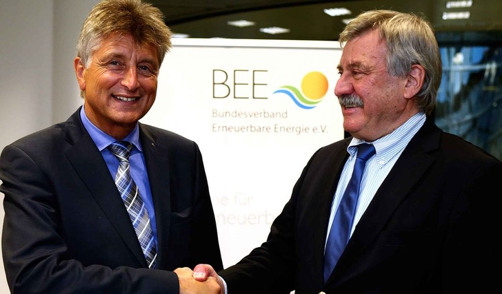 Dietmar Schütz gratuliert seinem Nachfolger im Amt des BEE-Präsidenten, Fritz Brickwedde. - © BEE
