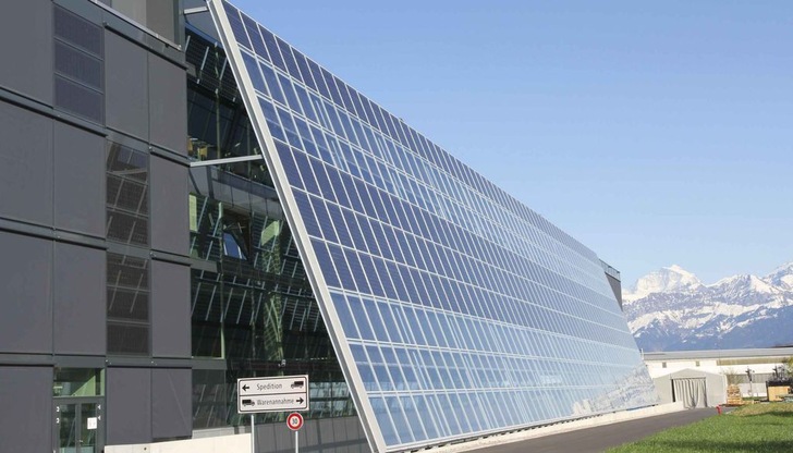 Am neuen Hauptsitz in Gwatt (Thun) im Berner Oberland bündelt Meyer Burger alle Solaraktivitäten - den Modulbau für den eidgenössischen Markt und die Entwicklung neuer Solarfabriken für das globale Geschäft. - © Meyer Burger AG
