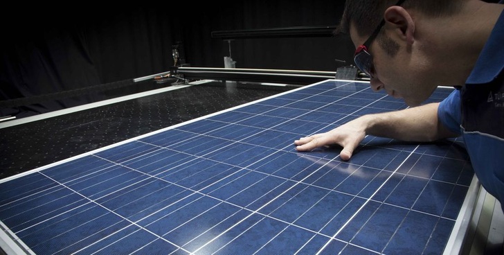 Prüfer mit einem Sonnensimulator für Photovoltaikmodule. - © TÜV Rheinland
