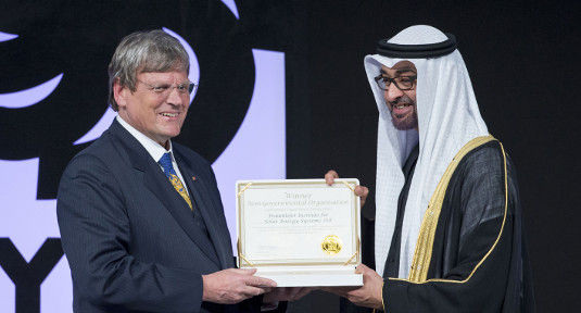 Institutsleiter Eicke Weber nimmt den Preis aus den Händen des Kronprinzen von Abu Dhabi entgegen. - © Ryan Carter/Crown Prince Court — Abu Dhabi
