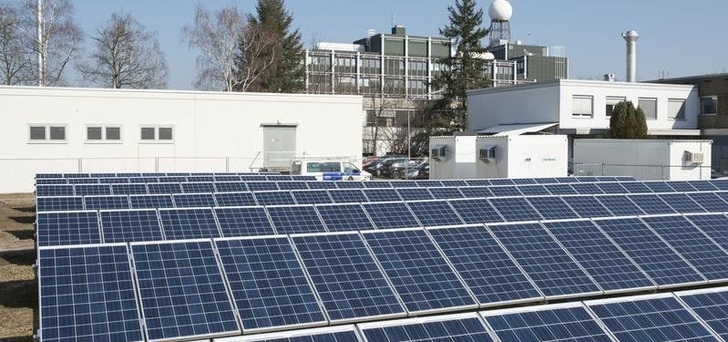 Der Strom aus der Solaranlage soll zu 100 Prozent im eigenen Netz des Forschungszentrums KIT verbraucht werden. - © KIT
