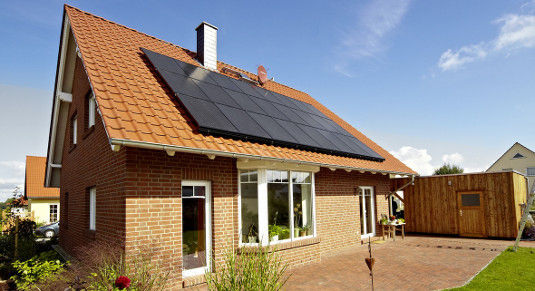 Wenn ein Hausbesitzer sein Eigenheim verkaufen will, war die Installation einer Solarstromanlage nicht umsonst. Denn eine Photovoltaikanlage steigert den Wert einer Immobilie. - © Centrosolar
