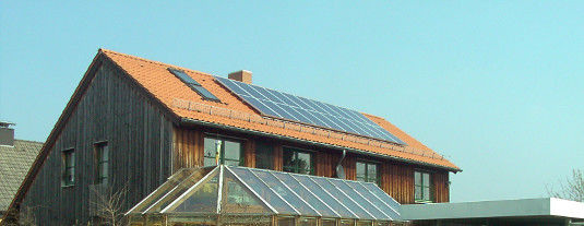 Die Belastung des Eigenverbrauchs aus kleinen Photovoltaikanlagen ist systematisch sinnlos. Denn dadurch werden die anderen Stromkunden eher be- und nicht entlastet. - © BSW-Solar/Conergy
