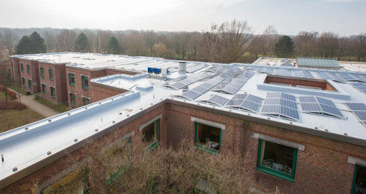 Im April 2014 weihte AS Solar die Eigenverbrauchsanlage auf dem Dach eines niedersächsischen Kinderkrankenhauses ein. Der erzeugte Strom wird zu komplett im Krankenhaus verbraucht und kostet rund 11,3 Cent . Die 448 REC-Module leisten 116 Kilowatt. - © Christoffer Riemer/AS Solar
