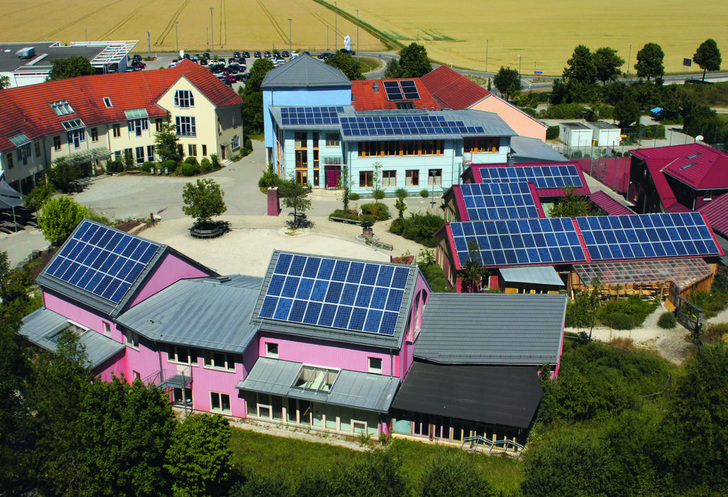 Solardächer einer Schule in Landsberg. - © Naturstrom AG
