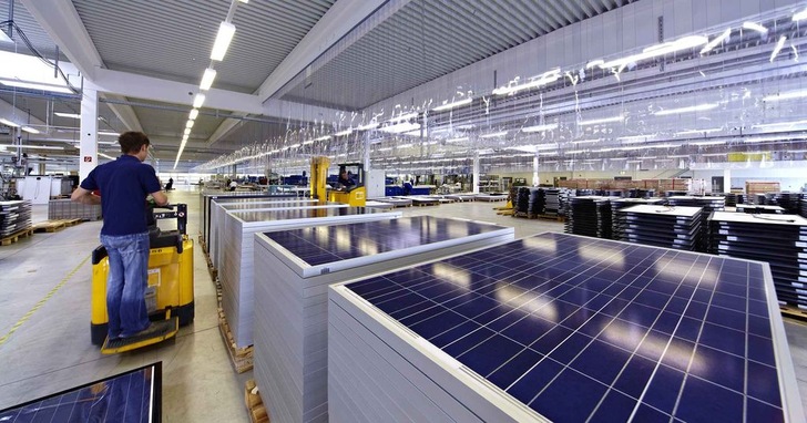 In Wismar werden weiterhin Solarmodule gefertigt. Wenn auch von der Solarfabrik. - © Centrosolar
