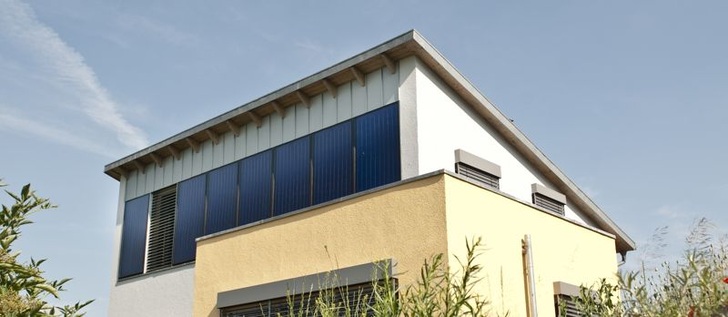 Solarthermie-Nutzung mit eloxierten Fassadenkollektoren. - © BSW-Solar
