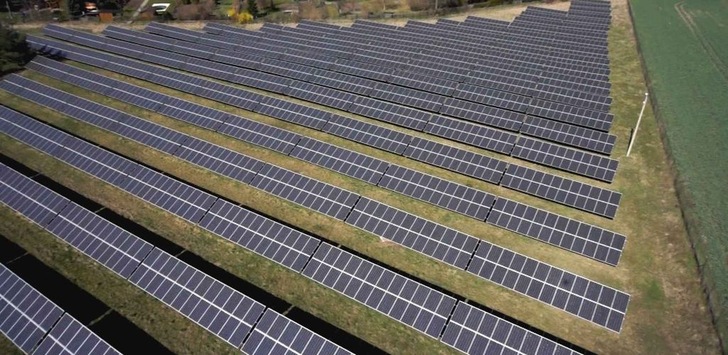 Eine Luftaufnahme des Solarparks Langenbogen. - © Sonneninvest AG
