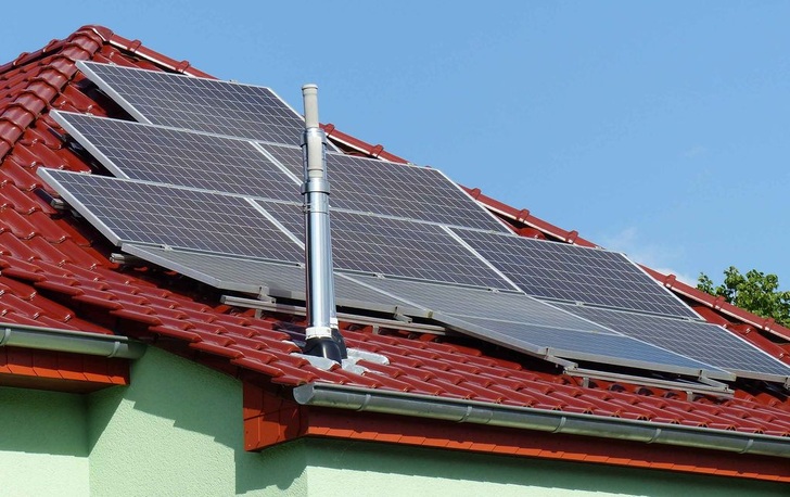 Einige Netzbetreiber belasten Photovoltaikeinspeiser mit hohen Gebühren. - © nhp
