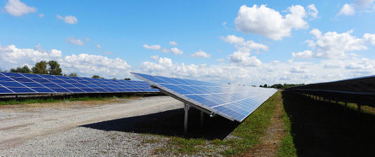 Insgesamt 40.000 Module stehen auf dem ehemaligen Industriegelände im Solarvalley. - © Green Energy 3000
