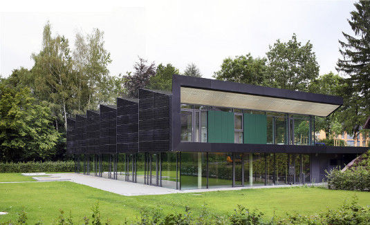 Das jüngste Projekt von Ertex Solar: Die Österreicher haben ihre Module an die Fassade einer Kita in Marburg gebaut. - © Opus Architekten
