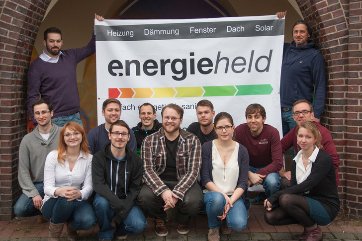 Im Team der Energiehelden beraten Mitarbeiter aus verschiedenen Gewerken die Kunden bei allen Fragen rund um die energetische Gebäudesanierung. - © Energieheld GmbH
