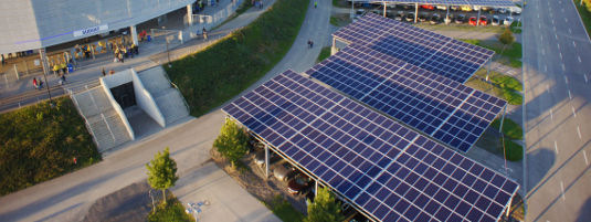 Die Solarcarports auf dem Stadionparkplatz sorgen nicht nur für Schatten, sondern erzeugen auch Ökostrom. - © Wirsol
