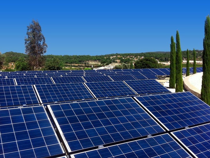 Beispielsweise hat der Modulhersteller Innotech Solar aus Halle/Saale mehr als 400 Module an das ökologische Weingut Urla an der türkischen Riviera geliefert. - © Innotech Solar
