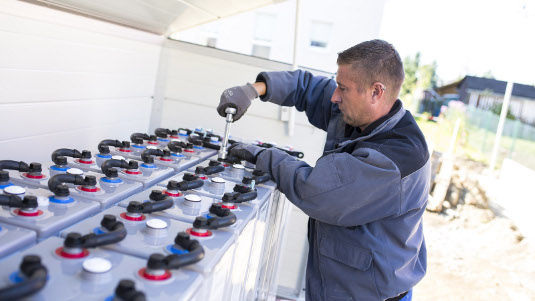 In der neuen Anwendungsregel formuliert der VDE konkrete Anforderungen bei der Installation von Batteriespeichern am Niederspannungsnetz. Diese gilt für alle Speichertechnologien. - © BSW-Solar/Bormann
