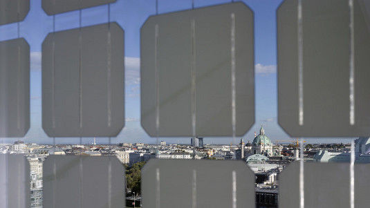 Eine der Vorzeigeanlagen in Wien ging erst von wenigen Wochen in Betrieb. Die TU Wien ließ sich die größte Fassadenanlage der Hauptstadt installieren. - © TU Wien

