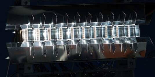 Vom liniensymmetrischen Primärsiegel wird das Sonnenlicht über zehn Sekundärspiegel auf die Stapelsolarzelle konzentriert. Airlight Energy hat das System in Originalgröße aufgebaut. - © Airlight Energy

