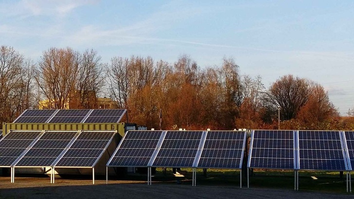 Solarstrom macht die Bundeswehr unabhängiger vom Diesel. - © Aleo Solar
