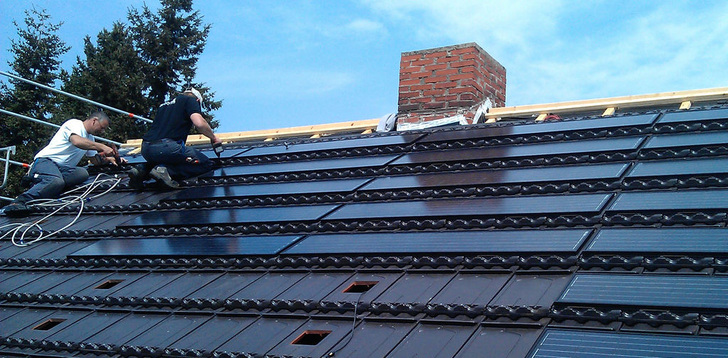 Das System MS5 PV besteht aus speziell geformten Dachziegeln und den eigens für das System gefertigten Modulen. - © Dachziegelwerke Nelskamp
