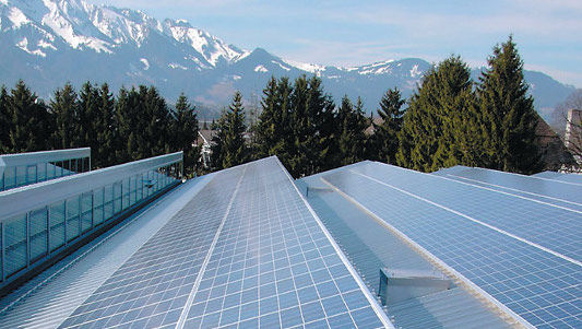 Viele Schweizer Unternehmen interessieren sich für den Eigenverbrauch von Solarstrom. Sie bekommen für ihre großen Anlagen allerdings nur die normale Einspeisevergütung. Eine einmalige Investitionsförderung wäre da insteressanter. - © Tritec Energy
