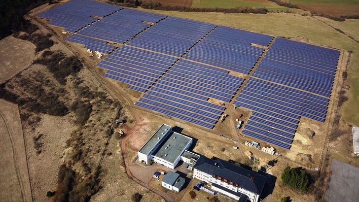 Die Photovoltaikanlage mit 8,7 Megawatt Leistung erstreckt sich auf 14 Hektar. - © Max Solar GmbH
